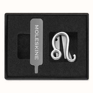 Przypinka MOLESKINE, lew, srebrna