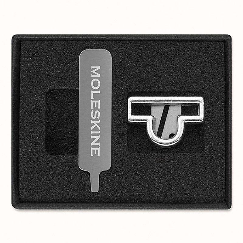 Przypinka MOLESKINE, waga, srebrna