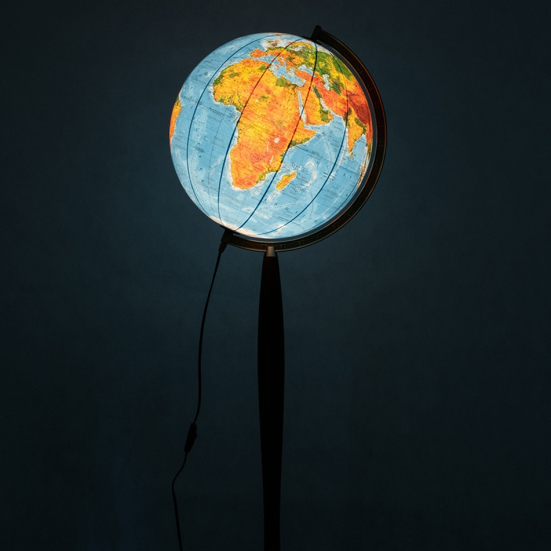 Globus polityczno-fizyczny GŁOWALA, podświetlany, drewn. wysoka stopka, śr. 420mm, w pudełku, z aplikacją AR