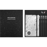 Zestaw MOLESKINE NASA: 2 przypinki + 1 notes L w linie + 4 ołówki