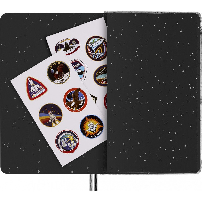 Zestaw MOLESKINE NASA: 2 przypinki + 1 notes L w linie + 4 ołówki