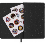 Zestaw MOLESKINE NASA: 2 przypinki + 1 notes L w linie + 4 ołówki