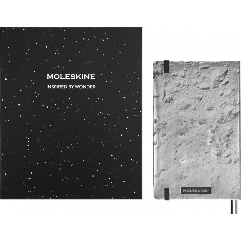 Zestaw MOLESKINE NASA: 2 przypinki + 1 notes L w linie + 4 ołówki
